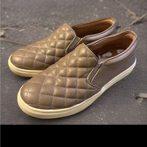 A New Day Sneakers Women's Size 6 Lt Brown Tan Quilted Slip On Casual Shoe